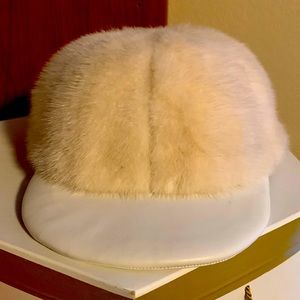 Baseball hat in white mink & white leather
